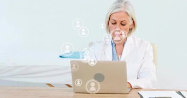 Kadın doktor, tahta masadaki hasta verilerini analiz ediyor, yüzen kullanıcı simgelerini gösteriyor. Profesyonel, sağlık, dijital, iletişim, araştırma, teknoloji, çalışma alanı