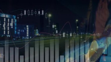 Adam geceleri şehir otobanında hareketli finans grafikleriyle dikilirken çizelge okuyor. Kentsel, gece, veri, iş, fütürist, analitik, şehir manzarası