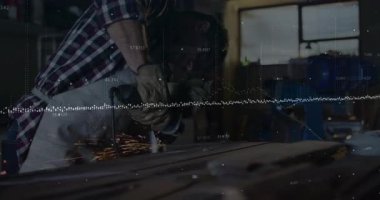 Sanayi atölyesinde öğütücü kullanan erkek zanaatkar veri noktaları ve noktalı çizgiler gösteriyor. Sanayi, zanaat, teknoloji, kesinlik, atölye, yenilikçi, üretkenlik