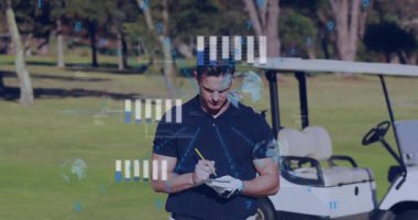 Golf sahasında spor analitiği için not defterine yazı yazan adam yüzen grafikler ve veri örtüsüyle birlikte. Atletik, açık hava, profesyonel, modern manzara, canlı, odaklanmış