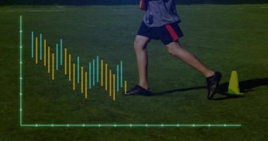 Adam yeşil sahada futbol topuna tekme atmak için ayak pozisyonunda, finans barı ve çizelgeleri sergiliyor. Spor, analitik, teknoloji, veri görselleştirme, atletik performans, dijital arayüz, rekabetçi