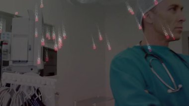 Ameliyat odasında kollarını çapraz bağlayan deniz mavisi önlük giyen erkek doktor yüzen ikili kod gösteriyor. Tıbbi, sağlık, teknoloji, yenilik, klinik, tanı, hastane