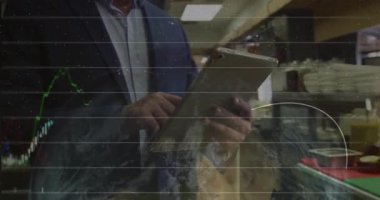 Kafeteryadaki profesyonel tıkırtı tableti, borsa grafiklerini eğilim çizgileriyle ve% 5,72 ile gösteriyor. İş, finans, analitik, modern, kurumsal, teknoloji, çalışma alanı