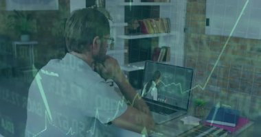 Modern ofisteki masada oturan adam animasyon finansal çizelgelerle dizüstü bilgisayar ekranını analiz ediyor. Profesyonel, analitik, çağdaş, teknoloji, çalışma alanı, üretkenlik, strateji