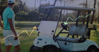 Sahada golf arabası süren erkek golfçü, üst üste bindirilmiş finansal grafikler ve sayısal verilerle. Lüks, boş zaman, açık hava, zarafet, canlılık, analiz, modern