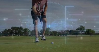 Golfçü yeşil üzerine diz çökmüş, spor teknolojisiyle aynı hizaya gelmiş, rakamsal ölçekleri gösteriyor. Atletik, açık hava, modern, taktiksel, hassas, boş zaman, fitness