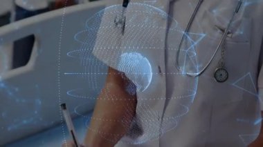Kadın doktor klinikte teletıp grafik verilerini araştırıyor, holografik dünya ağı ile örtüşüyor. Tıbbi, sağlık, fütüristik, dijital, tanı, bağlantı, teknoloji