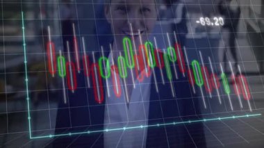 Şamdan grafiğini inceleyen iş kadını kırmızı yeşil çubuklarla örtüşüyor, iş arkadaşları geride kalıyor. Şirket, finans, analitik, profesyonel, takım çalışması, üretkenlik, modern