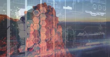 Doğal kaya kemeri siluet oluştururken altıgen ızgara günbatımı ufuk çizgisinde veri akışlarını örtüyor. Peyzaj, teknoloji, fütürizm, veri görselleştirme, doğal oluşum, dijital arayüz, vahşi yaşam