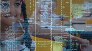 Öğrenciler ahşap masalarda oturup not defterleri kullanıyor ve Edtech kodlama kaplamalarıyla uğraşıyorlar. Çocuklar, eğitim, teknoloji, sınıf, öğrenme, yenilikçi, okur yazarlık