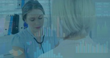 Klinikteki kadın hasta üzerinde steteskop kullanan kadın doktor, süzülen dosyaların panjurlarını gösteriyor. Tıbbi, sağlık, profesyonellik, teşhis, klinik, sağlık, dijital