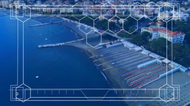 Sahildeki sahil beldesinde kumlu sahilde güneş panelleri ve şemsiyeler görülüyor, altıgen kaplama görülüyor. Deniz manzarası, rahatlama, rahatlık, sükunet, manzara, dinlenme, açık hava.