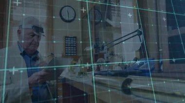 Kıdemli saatçi, ışıldayan dijital ızgarayı gösteren bankta loupe 'un inceleme parçalarını kullanıyor. Zanaatkar, hassasiyet, mahsul, zanaat, ayrıntılı, atölye, manuel