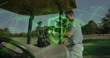 Golf sopalarını arabaya yükleyen adam yeşil kalkan pil ikonu teknolojisini gösteriyor. Atletik, boş zaman, açık hava, yüksek teknoloji, modern, yenilik, spor