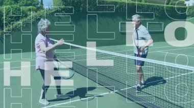 Son sınıf çifti dışarıda tenis kortunda beşlik çakıyor, çizgi film izletiyorlar. Açık hava, spor, atletizm, aktif giyim, dinlenme, spor, canlı