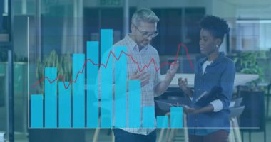 Meslektaşlar akıllı izleme ve tablet istatistiklerini gözden geçirme, finans bar grafiği ve çizgi grafiğini canlandırma. İş, takım çalışması, analitik, modernlik, şirket, teknoloji, işbirliği