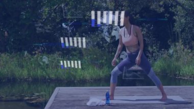 Rıhtımın yanındaki rıhtımda yoga yapan bir kadın. Form teknolojisini grafiklerle, kodlarla örtüyor. Sağlık, fitness, doğa, dijital, modern, meditasyon, açık hava