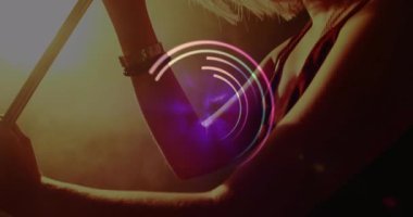 Müzik endüstrisi için sahnede şarkı söyleyen genç bir kız. Animasyon ışık efektleri ve yüzen ikonlar. Sanatçı, yetenek, performans, eğlence, konser, sahne, canlı