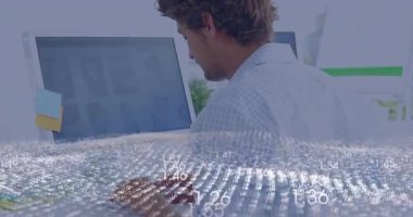 İkili monitörlerdeki verileri analiz eden iş analisti, yüzen beyaz sayısal ızgaraları gösteriyor. Teknoloji, veri, dijital, modern, profesyonel, kurumsal, çalışma alanı