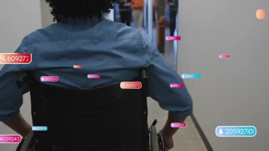 Tekerlekli sandalyedeki adam ofis koridorunda hareket ediyor, yüzen uyarı rozetleri ve ölçümleri gösteriyor. Yardımcı teknoloji, erişilebilirlik, modern çalışma alanı, dijital ölçüler, şirket ortamı, kapsayıcı tasarım, takım çalışması