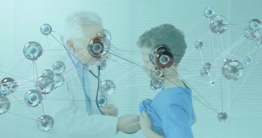 Laboratuvar önlüğü giyen doktor, steteskop kullanan, mavi gömleği kaldıran, moleküler kaplamalı bir çocuk kullanıyor. Tıbbi, sağlık, pediatrik, teşhis, klinik, bilim, profesyonel