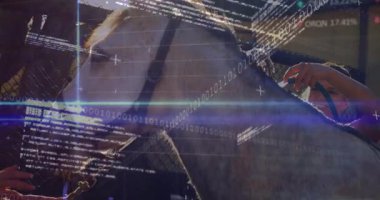 Binicilik eğitmeni dizginlenmiş atla etkileşimde, ikili kod ve teknoloji çizgileri gösteriyor. Atlı, sağlıklı, akıl hocalığı, açık hava, kırsal, canlı, bağlantı