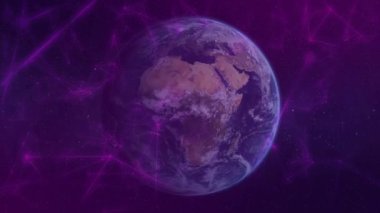 Dünya gezegenini mor ağlar arasında döndürmek, kıtaları 3 boyutlu olarak birleştiren parlayan düğümler. Küre, teknoloji, fütüristik, dijital, yenilik, bağlantı, uzaysal