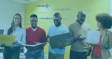 Ofiste duran iş adamları dizin dizüstü bilgisayarlı telefon çizelgesini dijital olarak gösteriyorlar. İşbirliği, takım çalışması, çeşitlilik, yenilik, profesyonellik, modern, dijital