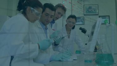 Laboratuar araştırmacıları laboratuvar bankında yeşil solüsyon üreterek animasyon moleküler bilim grafiklerini gösteriyorlar. Bilim, işbirliği, yenilik, teknoloji, eğitim, araştırma, takım çalışması