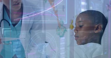 Doktor, çocuk hastayı klinikte muayene ediyor, holografik sağlık verileri örtüyor. Sağlık, pediatri, teknoloji, yenilik, profesyonellik, tanı, eğitim