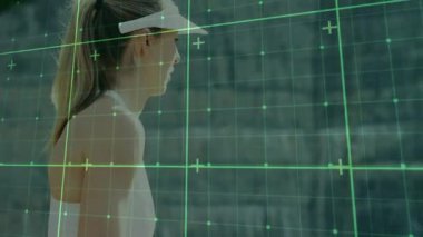 Kadın oyuncu tenis kortunda raket sallıyor, yeşil şebeke izleme hareketi teknolojisini kullanıyor. Atletik, fitness, digital, innovasyon, spor, eğitim, aktif