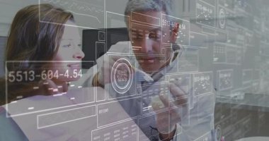 Doktor, klinikteki hastanın yüzünü inceliyor, yüzen grafikler ve veri göstergeleri gösteriyor. Sağlık, teknoloji, yenilik, teşhis, profesyonellik, fütürizm, klinik