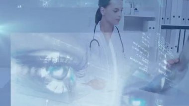 Steteskop takan kadın doktor klinikte röntgen filmini inceliyor, bilgisayarında dijital küreyi yansıtıyor. Tıbbi profesyonellik, sağlık, yenilik, teknoloji, tanı, dijital, geleceksel