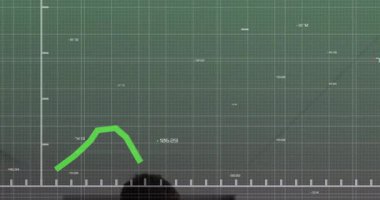 Steteskop takan iki doktor klinikte tıbbi verileri analiz ediyor, yeşil eğilim çizgisi gösteriyor. Sağlık, tıp, takım çalışması, analiz, teşhis, profesyonel, hassas