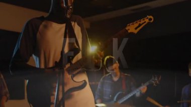 Grup arkadaşları loş sahnede elektro gitar ve animasyon ses dalgalarıyla canlı müzik yapıyorlar. Müzisyenler, konser, klasik, dinamik, performans, ses, sahne