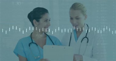 Laboratuvarda panoyu inceleyen iki kadın tıp çalışanı dijital çizelgeyi yansıtıyorlar. Tıbbi, sağlık, profesyonel, takım çalışması, modern, klinik, teknoloji