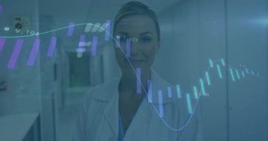 Kadın doktor tıbbi koridoru analiz ediyor, holografik çubuk çizelgeleri ve sayısal göstergeleri yansıtıyor. Tıbbi, teknoloji, fütüristik, araştırma, sağlık, analiz, yenilik