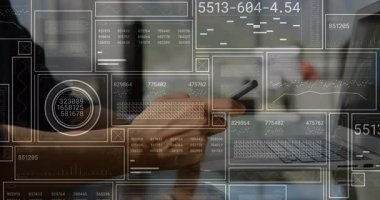 El ve akıllı telefon dizüstü bilgisayarın klavyesinde düz dizaynlı yüzen veri panelleriyle canlandırılıyor. Teknoloji, yenilik, veri, dijital, analitik, çalışma alanı, modern