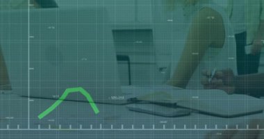 İş adamları kalemlerini değiş tokuş edip evrakları gözden geçiriyorlar, yeşil çizgi grafiğini canlandırıyorlar. İşbirliği, takım çalışması, analitik, şirket, strateji, veri, tartışma