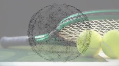 Animasyon, tenis raketini düz dizayn edilmiş iki sarı topla korta yaslanırken gösteriyor. Spor malzemeleri, spor malzemeleri, canlı, eğitim, açık hava, dinamik, enerji