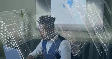 Adam şakaklara bastırıyor, dizüstü bilgisayara yaslanıyor, animasyon finans grafiklerini ve veri örtülerini izliyor. Teknoloji, analitik, yatırım, konsantrasyon, yenilik, çalışma alanı, esneklik