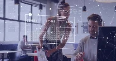 İş arkadaşı daktilo yazarken ve veriler iş çizelgelerini gösterirken bir kadın ofiste belgeyi inceliyor. İşbirliği, teknoloji, modernlik, takım çalışması, yenilik, analitik, profesyonel