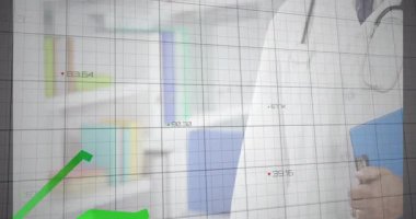 Erkek doktor ofisteki tıbbi veri şebekesini inceliyor, yükselen yeşil çizgiler ve rakamlarla birlikte. Tıbbi analitikler, veri görselleştirme, sağlık teknolojisi, klinik araştırma, dijital sağlık, profesyonel çevre, ilerleme izleme