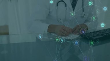 Klinikteki not defterine yazı yazan erkek doktor, yüzen alışveriş arabası ve satış ikonları gösteriyor. Tıbbi profesyonel, sağlık, dijital arayüz, teletıp, teknoloji, yenilik, profesyonellik