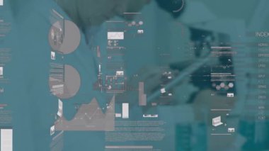 Fabrikada turta grafiklerini ve çubuk grafiklerini gösteren dijital arayüz, robotik makineleri kaplıyor. Teknoloji, analitik, fütüristik, endüstriyel, arayüz, otomasyon, yenilik