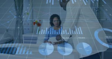 Erkek doktor, hastane odasında, serumun yanındaki hastayı muayene ediyor. Animasyon çizelgeleri ve grafiklerle örtüyor. Tıbbi, sağlık, teknoloji, biyoteknoloji, teşhis, profesyonel, klinik