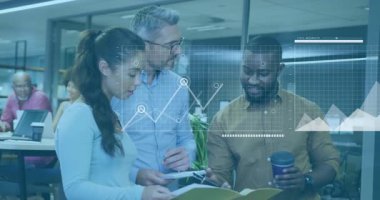 İş yerindeki belgeleri inceleyen bir grup profesyonel, çizgi çizelgeleri ve bar animasyonlarını gösteriyor. İşbirliği, takım çalışması, yenilik, iletişim, üretkenlik, modern, kurumsal