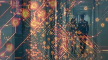 İş arkadaşları koridorda VR kulaklık ve tablet test teknolojisini parlayan devre grafikleri altında keşfediyorlar. Gelecekçi, yenilikçi, işbirliği, dijital, arayüz, profesyonel, gösterişli