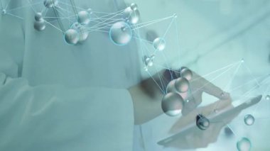 Laboratuvar önlüğü giyen doktor ve steteskop sağlık teknolojisindeki yüzen moleküler ağla etkileşimde. Sağlık, bilim, yenilik, biyoteknoloji, dijital, fütüristik, araştırma