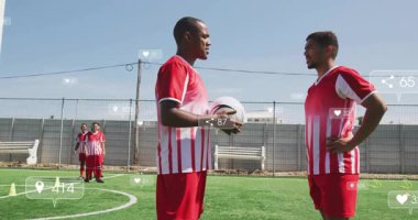 Takım sahada futbol talimi yapıyor, spor pazarlaması için yüzen sosyal medya ikonları gösteriyor. Atletizm, takım çalışması, spor, açık hava, enerjik, yoldaşlık